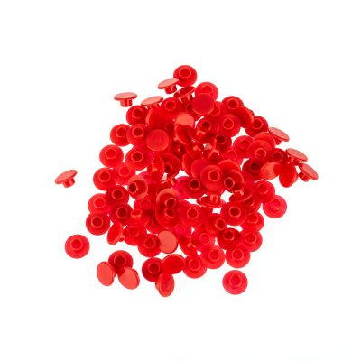 Czerwone plastikowe guziki do mocowania w tkaninie z płaską wierzchnią częścią i trzpieniem.